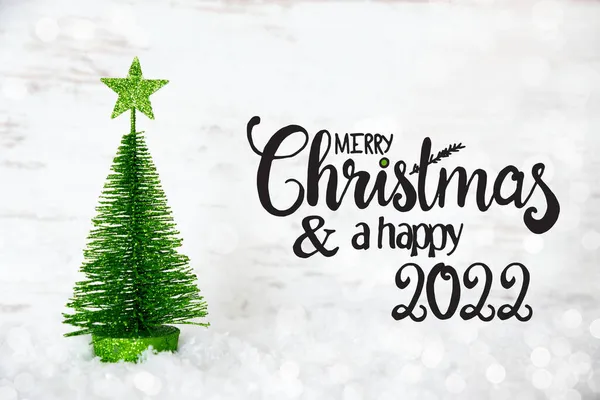 Albero di Natale verde, stella, neve, buon Natale e un felice 2022 — Foto Stock