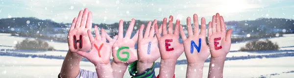 Crianças mãos segurando a palavra higiene, fundo de inverno nevado — Fotografia de Stock
