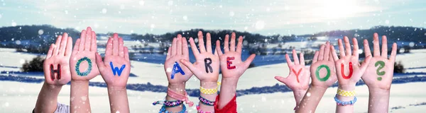 Crianças mãos construindo palavra como você está, fundo de inverno nevado — Fotografia de Stock