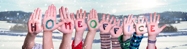 Παιδιά χέρια κρατώντας Word Homeoffice σημαίνει εργασία από το σπίτι, το χειμώνα φόντο — Φωτογραφία Αρχείου