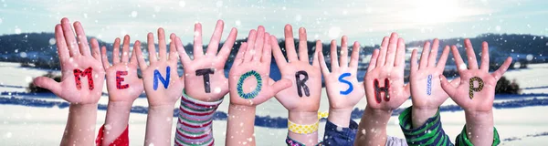 Gyermekek kéz épület Word Mentorság, havas téli háttér — Stock Fotó