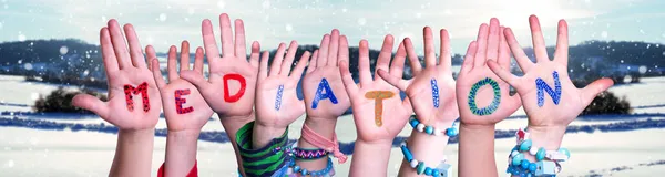 Children Hands Building Word διαμεσολάβηση, χιονισμένο φόντο χειμώνα — Φωτογραφία Αρχείου