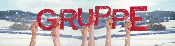 Människor händer som håller Word Gruppe innebär grupp, snöig vinter bakgrund — Stockfoto