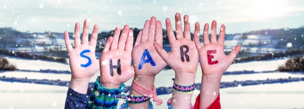 Niños Manos Construyendo Palabra Compartir, Fondo de invierno nevado —  Fotos de Stock