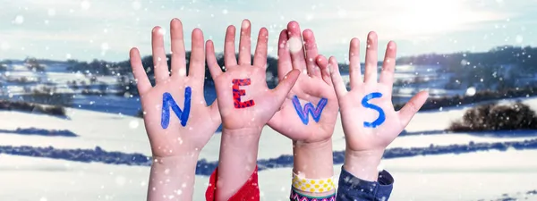 Barn händer bygga Word News, snöig vinter bakgrund — Stockfoto