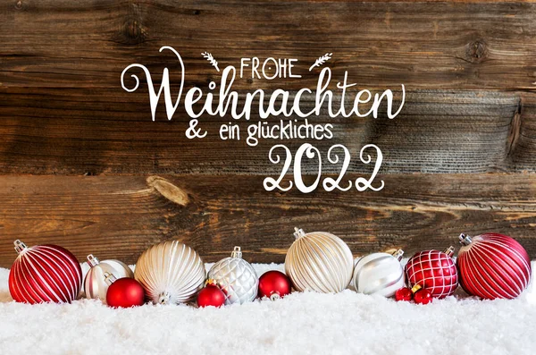 Χριστουγεννιάτικο στολίδι μπάλα, χιόνι, Glueckliches 2022 σημαίνει Ευτυχισμένο το νέο έτος — Φωτογραφία Αρχείου