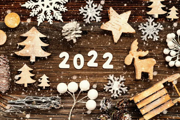 Decorazione di Natale in legno rustico, 2022, Albero, Cono di abete e fionda, Fiocchi di neve — Foto Stock