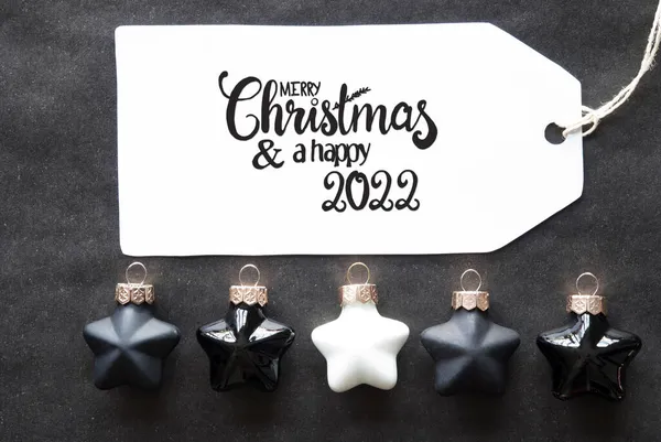 Schwarze Weihnachtskugel, Etikett, Frohe Weihnachten und ein frohes Jahr 2022 — Stockfoto