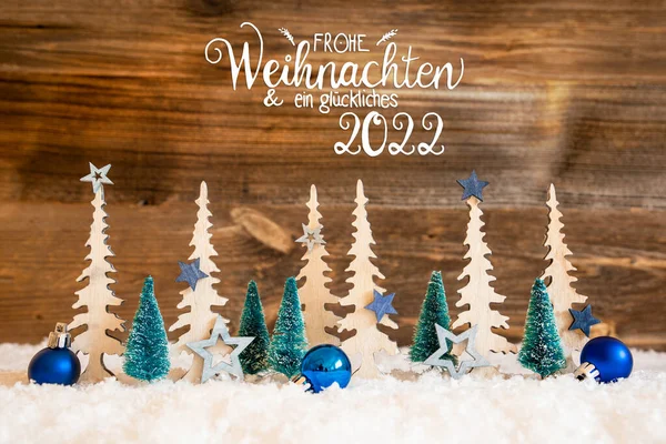 Vánoční strom, sníh, modrá hvězda, ples, Glueckliches 2022 znamená šťastný 2022, dřevo — Stock fotografie