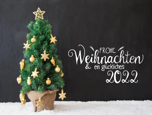 圣诞树、黑色背景、雪、糖果糖2022意味着2022年快乐 — 图库照片