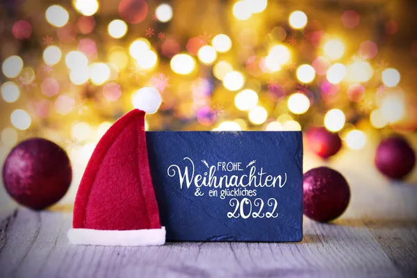 Funkelnde Lichter, Ball, roter Weihnachtsmütze, Glückliches 2022 bedeutet Glückliches 2022 — Stockfoto