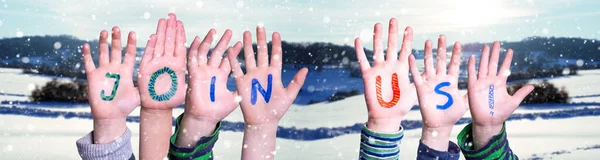 Çocuk Elleri Kelime İnşa Ediyor Bize Katıl, Karlı Kış Arkaplanı — Stok fotoğraf