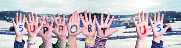 Niños Manos Construyendo Palabra Apóyenos, Fondo de Invierno Nevado — Foto de Stock