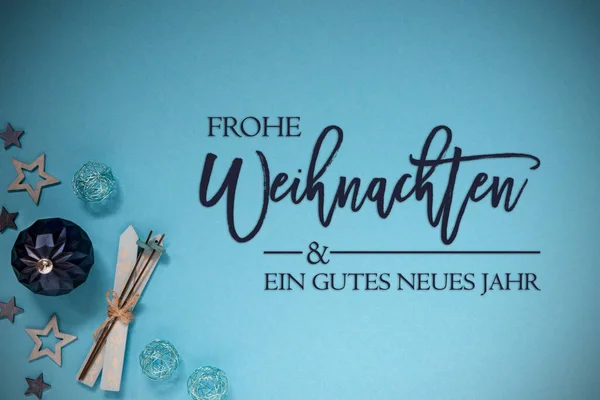 ドイツ語のテキストを持つカードFrohe Weihnachten Und Ein Gutes Neues Jahrはメリークリスマスと幸せな新年を意味します ボール 星とスキーのような装飾品とターコイズコールドクリスマスの背景 — ストック写真