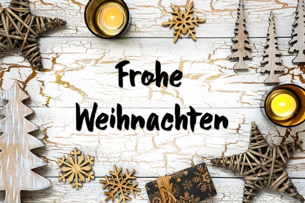 Frohe Weihnachten 意思是圣诞快乐 白色木制复古圣诞背景 圣诞装饰如蜡烛 星星和礼物 — 图库照片