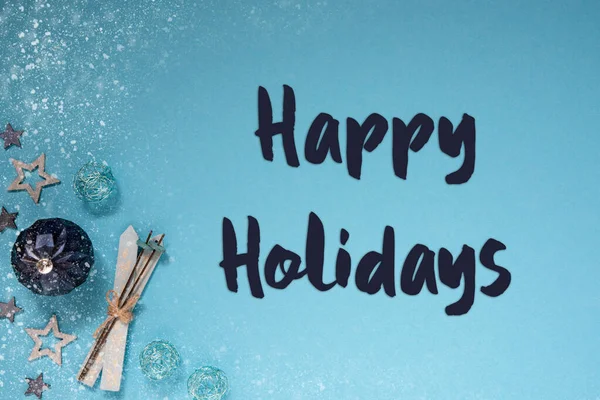 クリスマスシーズン英語テキスト付きグリーティングカードハッピーホリデー ボール スキー スノーフレークなどの装飾品やお祭りの装飾とターコイズとブルーの冷たいクリスマスの背景 — ストック写真
