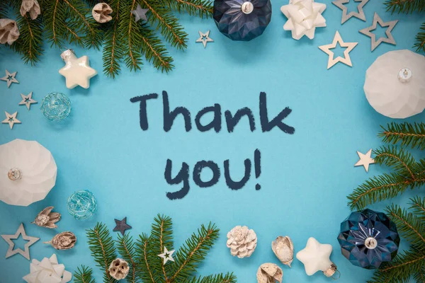 英語テキスト付きクリスマスカードありがとうございます スプルースやモミの木の枝 ボールや星のような装飾品や装飾とターコイズと青の背景 — ストック写真