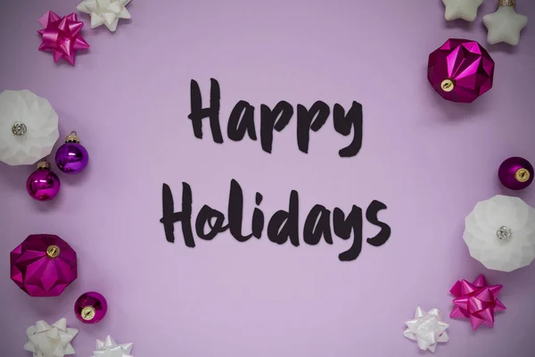 クリスマスカードと英語のテキストハッピーホリデー ボールのようなロマンチックで鮮やかな装飾と紫のクリスマスの背景 — ストック写真
