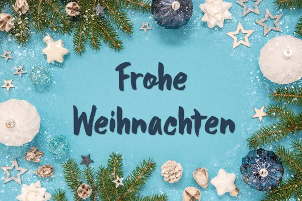 ドイツ語のテキストを持つクリスマスカードFrohe Weihnachtenはメリークリスマスを意味します スプルースやモミの木の枝 ボールや星 雪の結晶のような装飾や装飾とターコイズと青の背景 — ストック写真