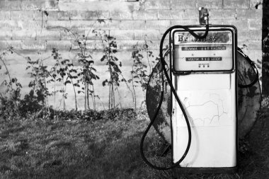 benzin pompası siyah ve beyaz