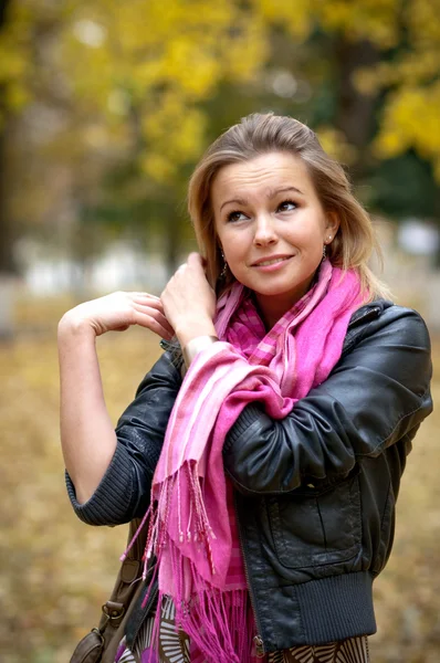 Frau im Herbstpark — Stockfoto