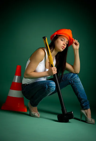 Mujer joven con un martillo — Foto de Stock