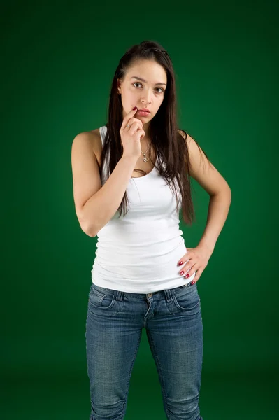 Um retrato de uma jovem mulher bonita vestindo jeans e singlet — Fotografia de Stock