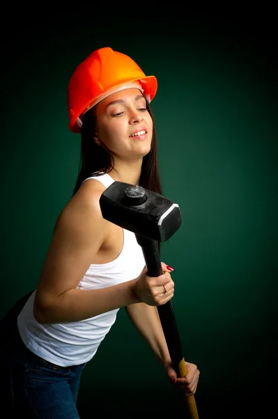 Mujer joven con un martillo — Foto de Stock