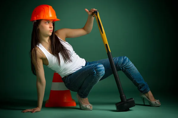 Mujer joven con un martillo — Foto de Stock