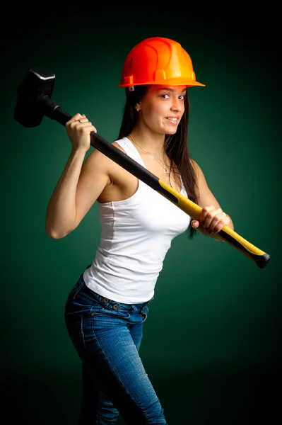 Mujer joven con un martillo — Foto de Stock