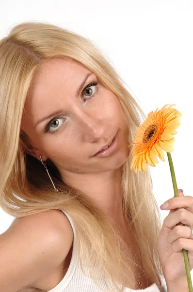 Portret ładny blond kobieta z kwiatem — Zdjęcie stockowe