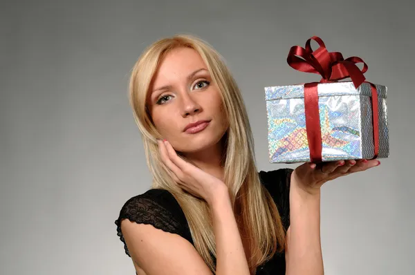 Όμορφη ξανθιά κρατώντας το κιβώτιο δώρων. Φωτογραφία Αρχείου