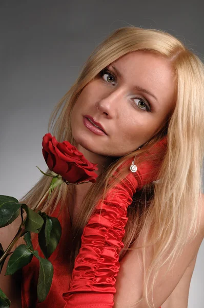 Гарненька молода жінка з трояндою Стокова Картинка