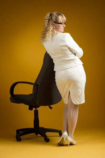 Mulher de negócios e cadeira — Fotografia de Stock