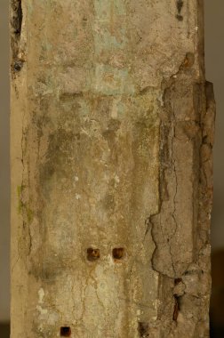 Beton sütunun tabanında çatlaklar ve gevşek çimento var..