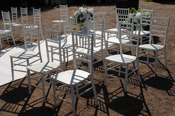 Transparentní Židle Bílý Koberec Svatebním Obřadu — Stock fotografie