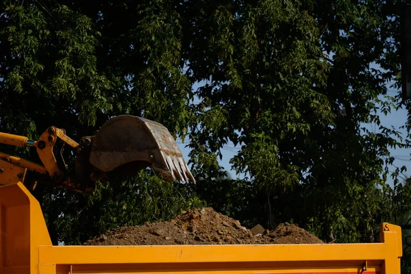 Excavadora Carga Cuerpo Del Camión Con Tierra Usando Cubo Cerca — Foto de Stock
