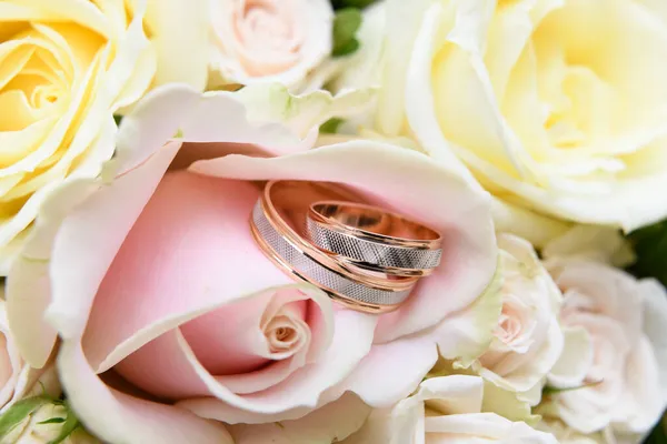 Dua Cincin Emas Pernikahan Karangan Bunga Mawar Stok Foto