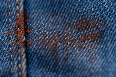 Kahverengi boyayla boyanmış mavi kot pantolon. Yakın plan.