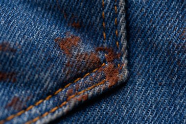 Kahverengi boyayla boyanmış mavi kot pantolon. Yakın plan.