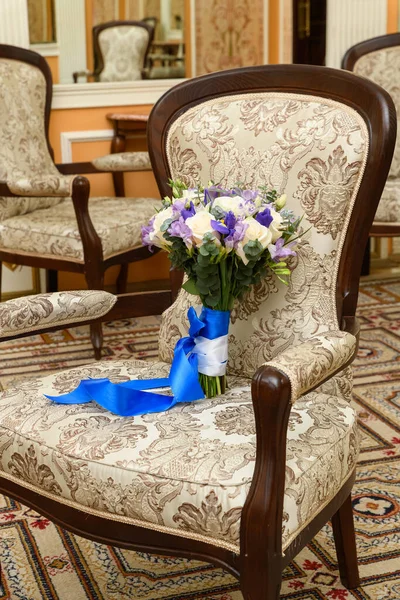 Svatební Kytice Modrou Stuhou Židli — Stock fotografie