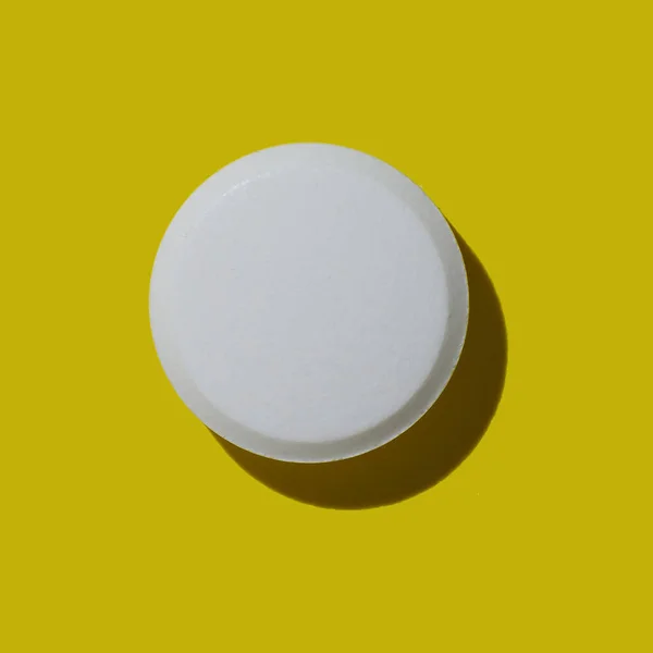 Single Witte Pil Een Gekleurde Gele Achtergrond Hard Licht Schaduw — Stockfoto