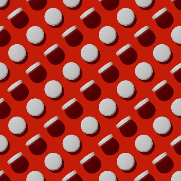 Witte Pillen Rode Achtergrond Eén Pil Tweeën Gebroken Bovenaanzicht Vlakke — Stockfoto