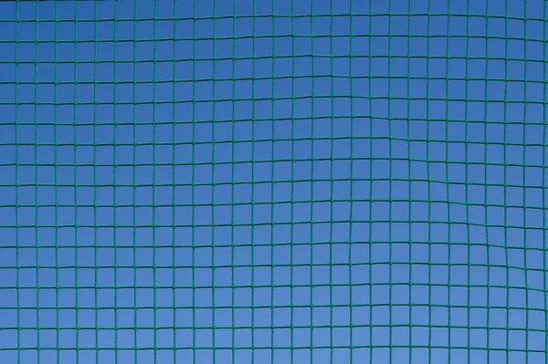 Зелений Теніс Або Волейбольна Сітка Проти Блакитного Неба Візерунок Сітки — стокове фото