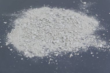 Gri arkaplandaki beyaz taş çok ince bir parçaya bölünmüş..