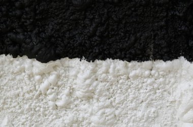 Duvarın yalıtımı için iki bileşenli köpüğün arka plan dokusu. Beyaz ve siyah köpük..