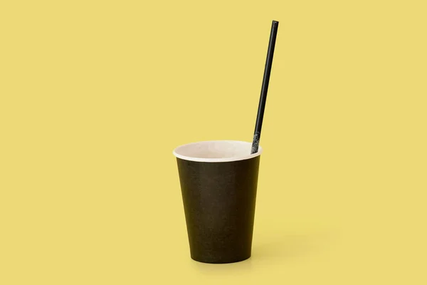 Copo Café Preto Papel Para Levar Fundo Amarelo Tubo Coquetel — Fotografia de Stock