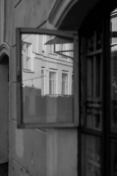 Binanın Eski Penceredeki Yansıması Siyah Beyaz Fotoğraf — Stok fotoğraf