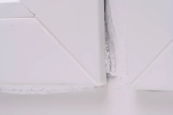 Мороз Лід Пластикових Вікнах Холодне Повітря Проникає Крізь Вікна Час — стокове фото