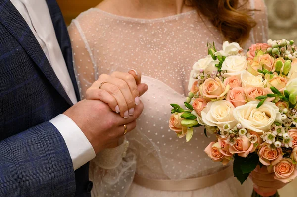 Bride Groom Wedding Costumes Hold Together Wedding Bouquet Roses Newlyweds — Stock Photo, Image